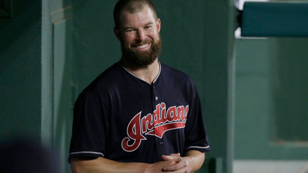 Kluber extends win streak to 6, Indians top Rangers 12-1